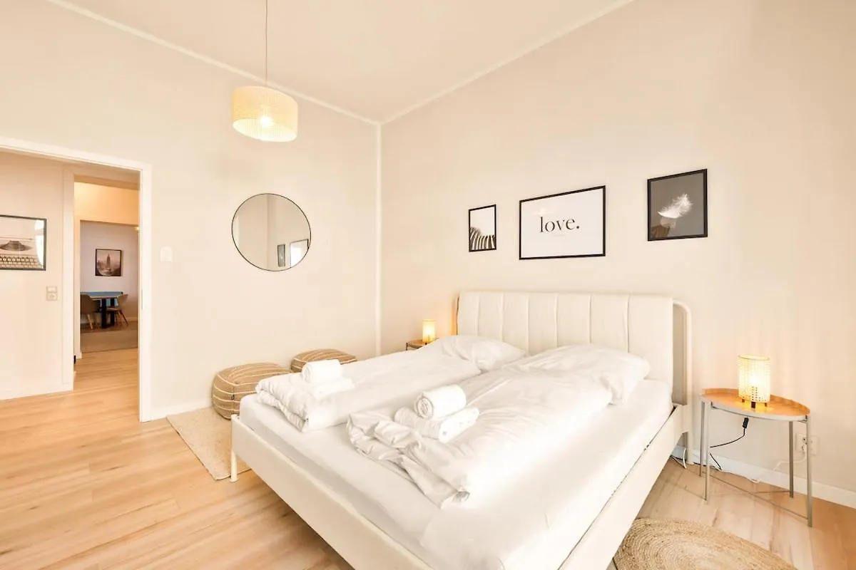 Διαμέρισμα Spacious 2-Bedroom in the Heart of Friedrichshain Βερολίνο